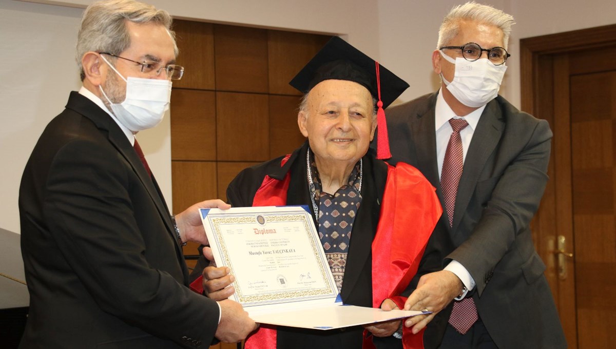 Türkiye’nin en yaşlı üniversite öğrencisi hukuk fakültesinden mezun oldu